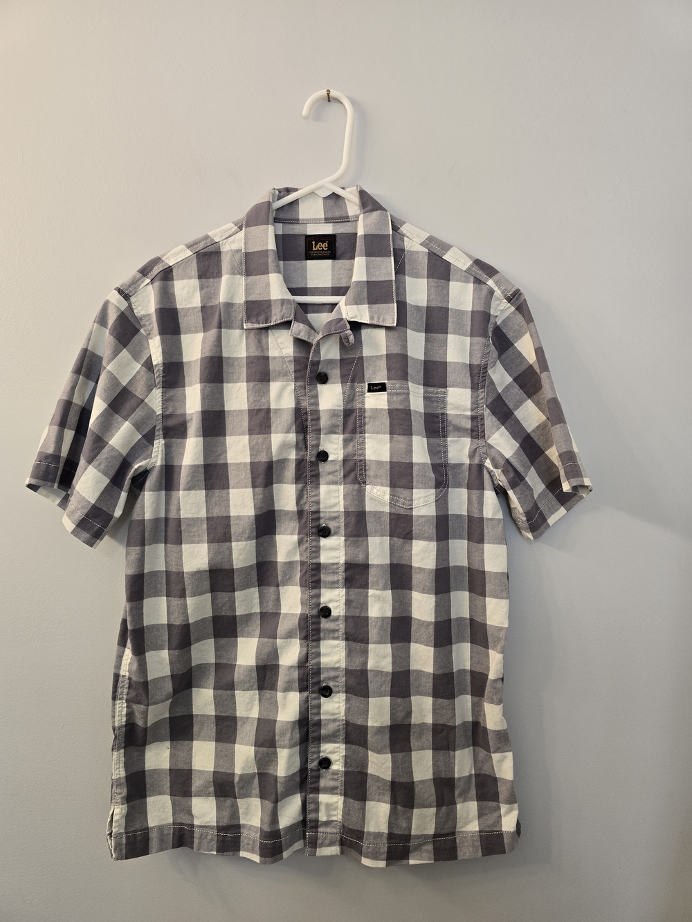 Like New Lee Button FrontMen's Gray/White Plaid Short Sleeve Shirt - Size Medium